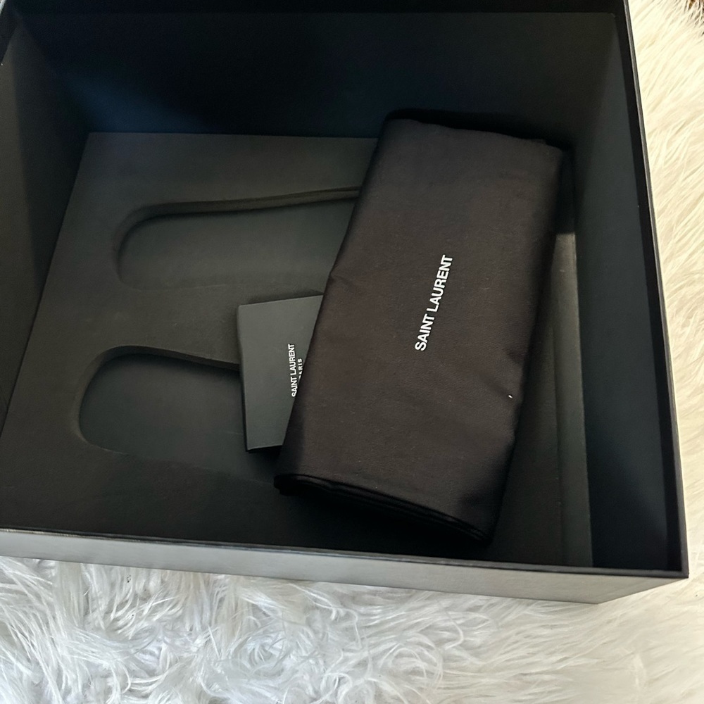 SAINT LAURENT
Bleach Flat Sandals - Picture 5 of 6